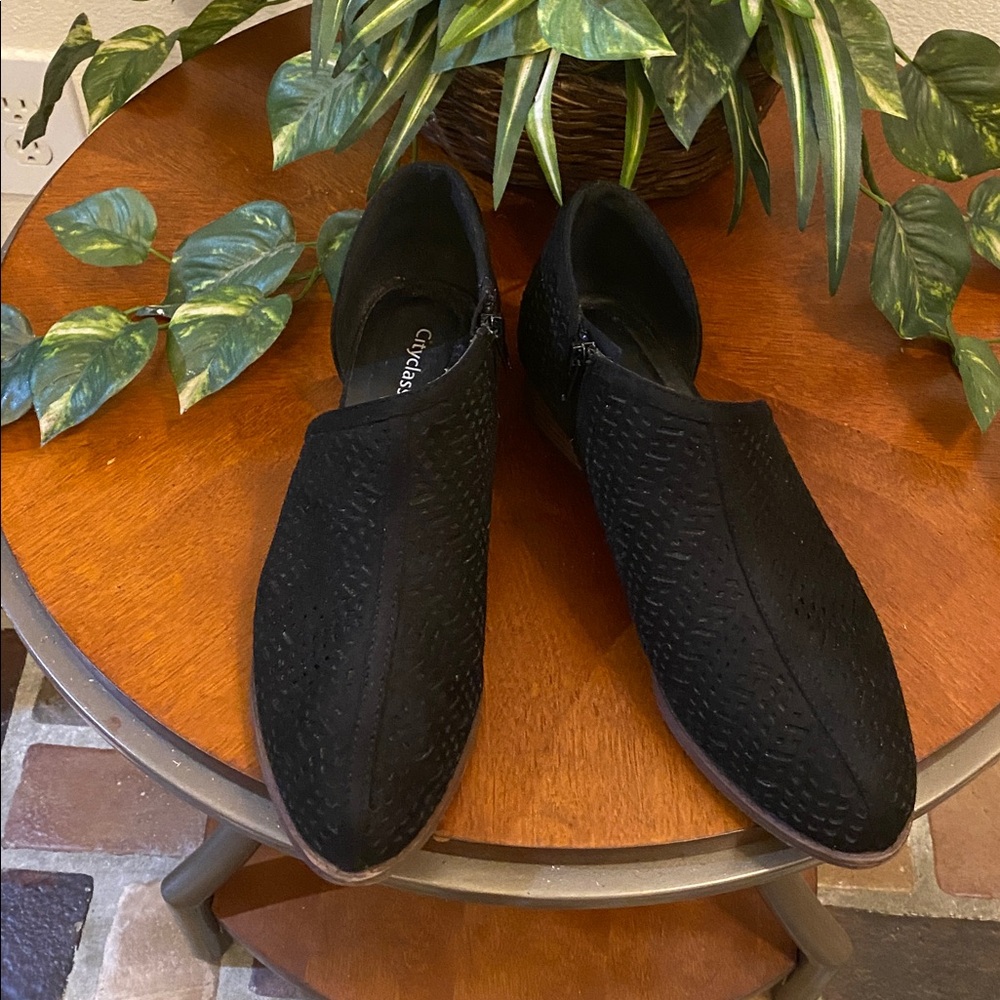 Black Ladies boots by Cityclassified